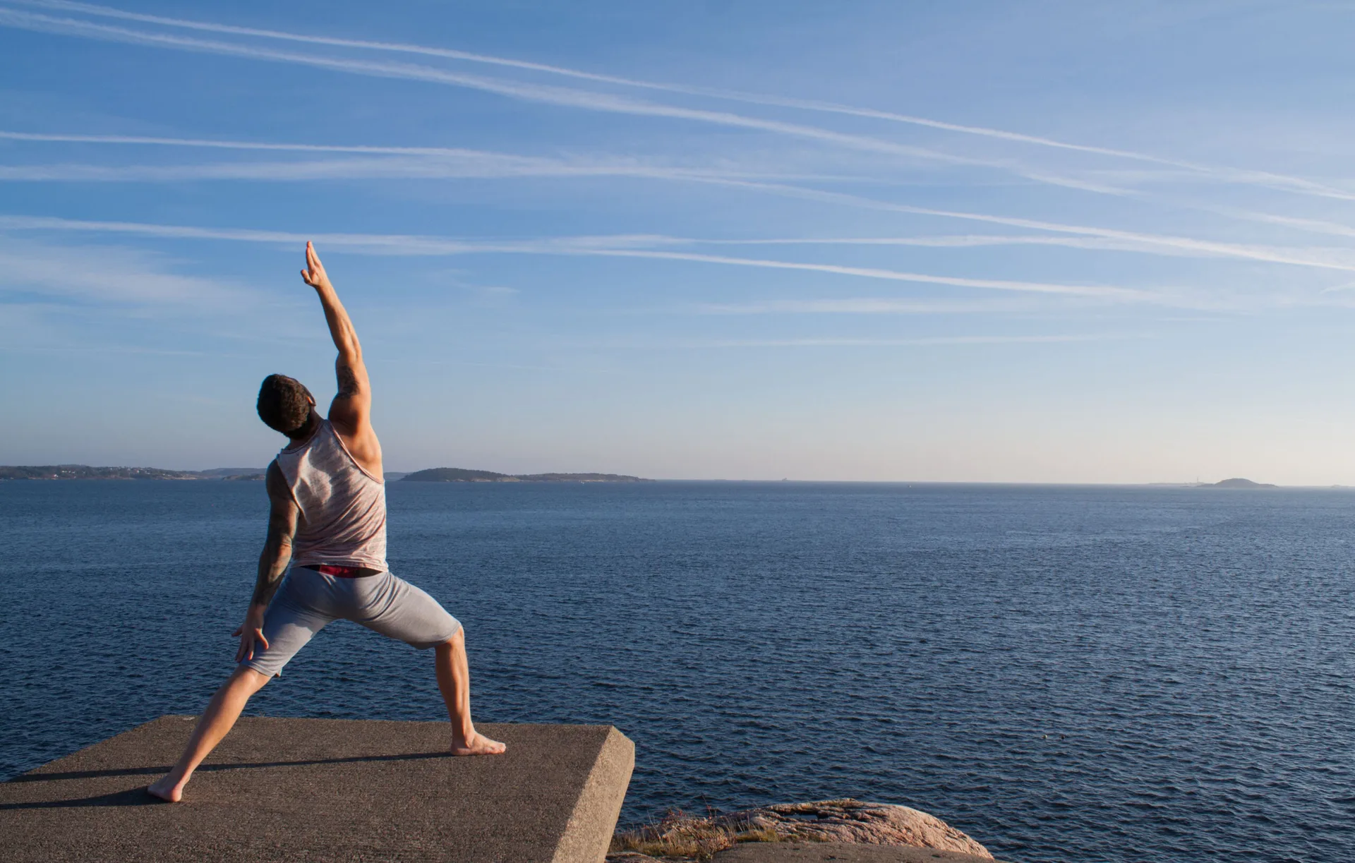 Kenneth Mortensen i yogaposisjon på svaberg ved havet utenfor Kristiansand