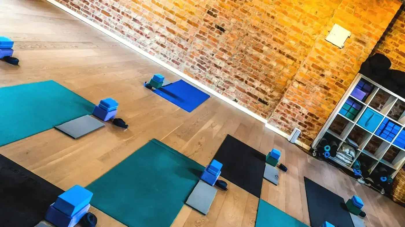 Yogasalen på iFlyt senteret i Kristiansand med matter klare til time