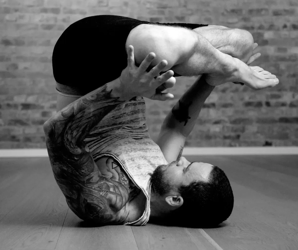 Kenneth i krevende yogaposisjon i studio