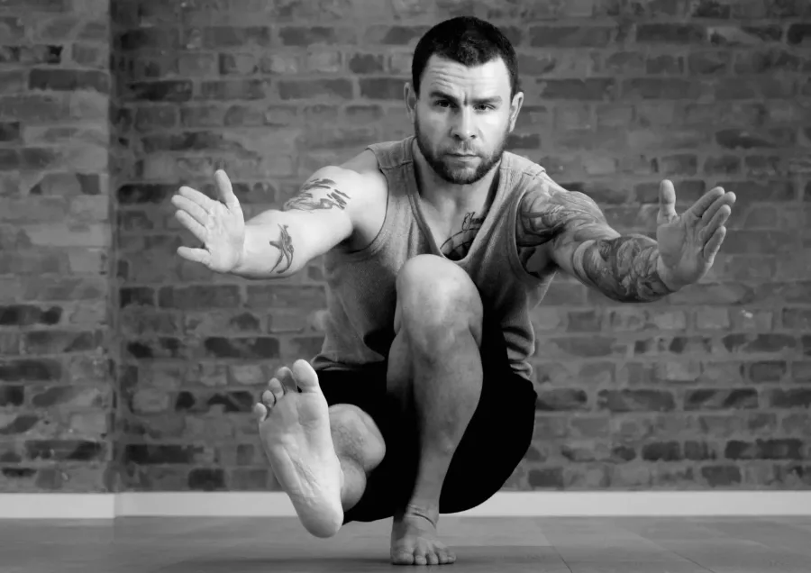 Pistol squat i svart-hvitt, kjernemuskulaturprogram